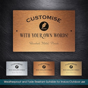 Może przedstawiać: Prostokątny znak z metalu szczotkowanego z napisem "CUSTOMISE" nad tekstem "WITH YOUR OWN WORDS!" i "Brushed Metal Finish". Poniżej trzy mniejsze znaki w kolorze srebrnym, miedzianym i złotym.