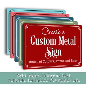 Könnte beinhalten: Ein Stapel rechteckiger Metallschilder in verschiedenen Farben, darunter Rot, Blau und Grün. Das vordere Schild ist rot mit weißem Text: "Create a Custom Metal Sign". Der Text "Choice of Colours, Fonts and Sizes" ist ebenfalls sichtbar. Geeignet für Innen- und Außenbereich.