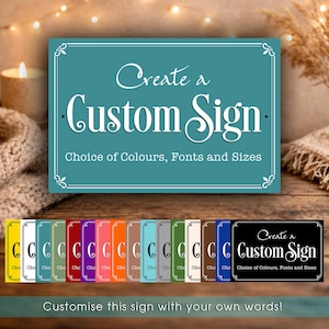 Peut inclure: Panneau rectangulaire turquoise avec le texte "Create a Custom Sign" et "Choice of Colours, Fonts and Sizes" en blanc. En dessous, plusieurs petits panneaux de différentes couleurs. Le bas de l'image indique "Customise this sign with your own words!"