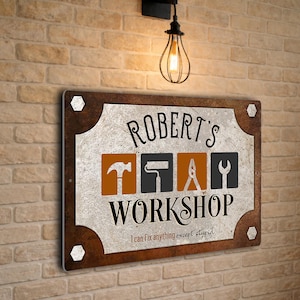 Puede incluir: Un juego de tres tazas de cerámica con acabado mate moteado. Las tazas son de color crema, gris claro y gris oscuro. Cada taza tiene un diseño simple y minimalista.