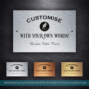 Pode incluir: Placa de metal escovado com o texto "CUSTOMISE WITH YOUR OWN WORDS!". A placa apresenta um ícone de pena e está disponível nos acabamentos prateado, bronze e dourado. A placa é adequada para uso interno/externo.