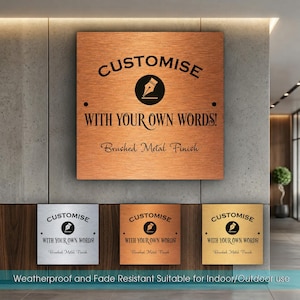 Könnte beinhalten: Ein quadratisches Schild mit gebürsteter Metalloberfläche in Kupfer-, Silber- und Goldtönen. Der Text lautet CUSTOMISE WITH YOUR OWN WORDS! und Brushed Metal Finish, mit einem zentralen kreisförmigen Symbol einer Füllfederhalterspitze.