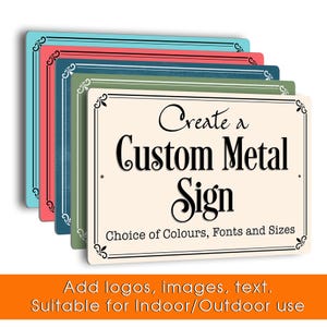 Peut inclure: Plusieurs enseignes métalliques rectangulaires de différentes couleurs : turquoise, corail, marine et vert olive. L'enseigne avant est crème avec le texte "Create a Custom Metal Sign". Choix de couleurs, polices et tailles, pour intérieur/extérieur.