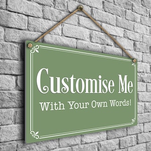 Könnte beinhalten: Ein rechteckiges, salbeigrünes Schild mit weißem Text, der lautet: "Customise Me With Your Own Words!". Das Schild ist mit einem weißen Rahmen und dekorativen Verzierungen versehen. Es hängt an einem Seil.