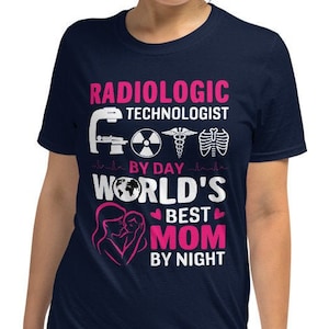 Puede incluir: Camiseta azul marino con un gráfico blanco que dice "Radiologic Technologist By Day World's Best Mom By Night". El gráfico incluye símbolos médicos como un estetoscopio, una radiografía y un símbolo de radiación.