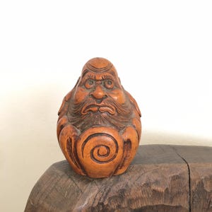 Vintage traditioneel houten daruma-snijwerk handgemaakte Japanse kunst