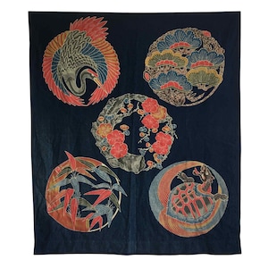 Pode incluir: Têxtil azul escuro com cinco desenhos circulares com motivos japoneses. Inclui um grou, pinheiros, flores de cerejeira, bambu e uma tartaruga, todos em cores vibrantes. Provavelmente uma peça decorativa.