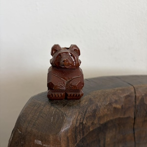 Puede incluir: Un letrero de madera rústica con el texto "Welcome to our home" en letras blancas. El letrero presenta un acabado envejecido y un diseño sencillo y acogedor, perfecto para un porche o entrada.