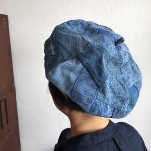 Puede incluir: Un gorro azul de pana hecho de tela de retazos. El gorro se lleva en la cabeza de una persona con el pelo oscuro.