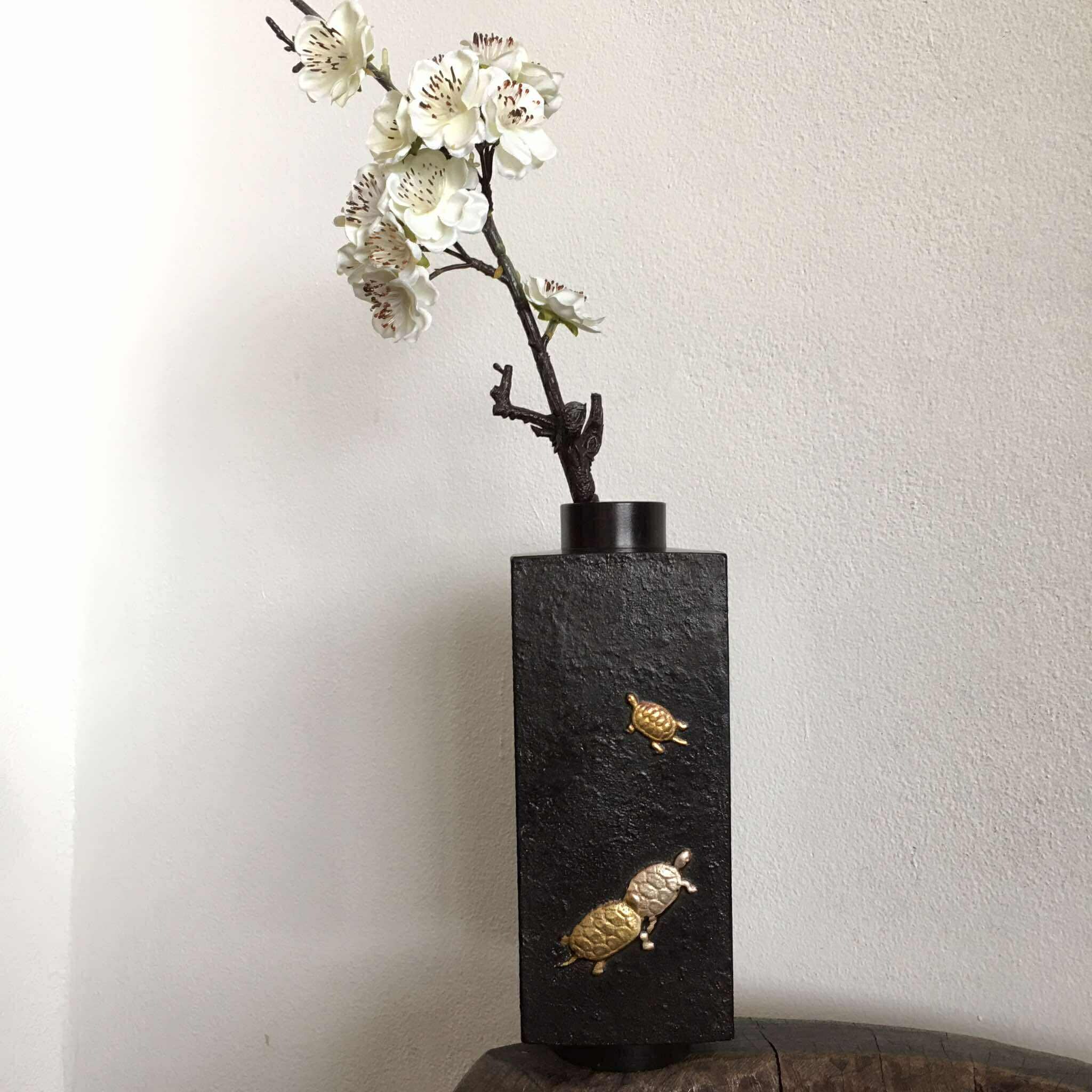高岡銅器 山本鳳山作 金銀鶴亀文 鋳銅花瓶 花器 伝統工芸品 置物 共箱風 ヴィンテージインテリア 山本鳳山 鋳銅 高岡銅器 鶴亀文花瓶 - Etsy 日本