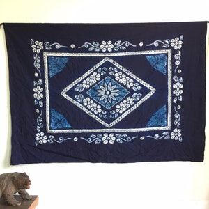 Può includere: Un arazzo in cotone blu navy con un motivo a rombi bianchi e motivi floreali. L'arazzo è tinto a mano e presenta una tecnica tradizionale giapponese di shibori.