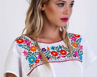 Blouse mexicaine traditionnelle brodée à la main