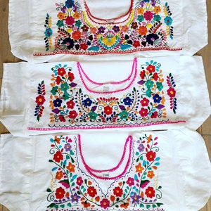 Blusa Mexicana Tradicional Bordada Hecha a Mano imagen 10