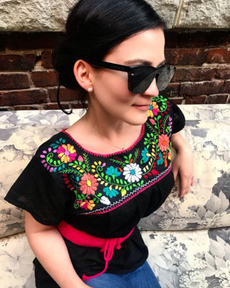 Blusa Mexicana Tradicional Bordada Hecha a Mano imagen 2