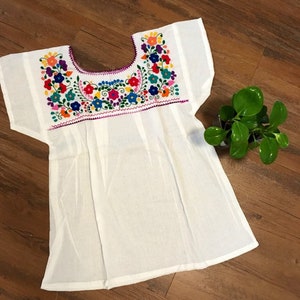 Blusa Mexicana Tradicional Bordada Hecha a Mano imagen 8