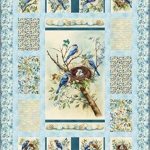 Op de afbeelding: Een decoratieve quilt met blauwe vogels op takken met een nest met eieren. De quilt heeft een lichtblauwe bloemenrand en bevat panelen met bloemen- en vogelafbeeldingen. Het kleurenpalet is zacht en uitnodigend.
