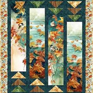 Op de afbeelding: Een gewatteerde wandhanger met een herfsttafereel met vallende bladeren en vogels. Het ontwerp bevat tinten van blauwgroen, bruin en oranje, met een patroonrand. Het centrale paneel toont een serene waterpartij.