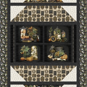 Könnte beinhalten: Ein Halloween-Quilt mit einem sich wiederholenden Totenkopfmuster-Rand. Das zentrale Design umfasst gerahmte Bilder mit Totenköpfen und Schmetterlingen sowie Vignetten mit Kürbissen, Totenköpfen und Apothekergläsern. Die Farbpalette ist dunkel mit Akzenten in Orange und Creme.