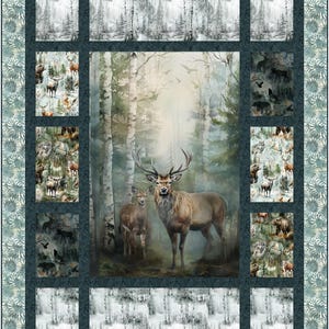 Op de afbeelding: Een quilt met een centraal beeld van een majestueuze hert en een hertje in een mistig bos. De quilt heeft een donkerblauwe rand met bos- en dierenafbeeldingen, waaronder beren, herten en wolven. De buitenrand heeft een bloemenpatroon.