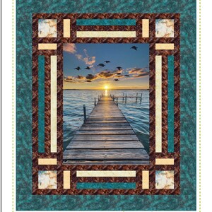 Puede incluir: Un patrón de acolchado llamado "Cubbie's" con una escena de puesta de sol sobre un lago y un muelle de madera. El patrón es un acolchado de panel ensamblado con un esquema de color turquesa, marrón y crema. El texto "Cubbie's" y "A Pieced Panel Quilt" está en la parte superior de la imagen. El texto "Quilting Renditions" y "My Design...Your Beautiful Rendition" está en la parte inferior de la imagen.