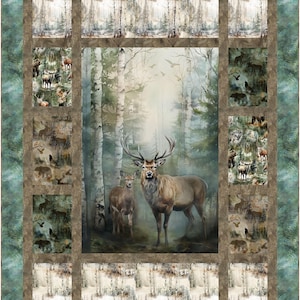 Op de afbeelding: Een quilt met een bosscène met een majestueuze hert en een hert. Het centrale beeld wordt omlijst door panelen met bos- en wildmotieven, waaronder herten, beren en bomen. De rand heeft een groen varenpatroon.
