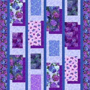 Puede incluir: Una colcha con un diseño de patchwork con motivos florales morados, azules y rosas. La colcha está compuesta por cuadrados y rectángulos de diferentes tamaños y colores. La colcha está enmarcada por un borde de flores moradas y azules.