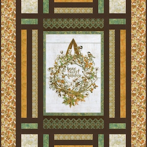 Puede incluir: Un bloque de colcha marrón, verde y blanco con una corona que presenta el texto "home sweet holiday". La corona está rodeada por un marco marrón con un borde estampado verde y dorado.