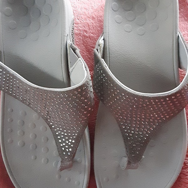 Vionic * Womens Wedge sandals * sz 5* silver