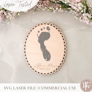 Vintage Style Lace Namensschild SVG | SVG Fußabdruck Handabdruck Neugeborenes Zeichen| Glühschmieden SVG | Laser Files |Geschenk-Ideen für die Taufe Namensschild|