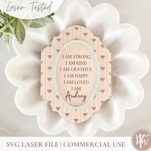 Vintage Schleife Affirmation SVG | SVG Affirmationszeichen | Kinder personalisierte Plakette | Lasergravur Dateien | Glühschmieden SVG | Ich bin geliebt svg