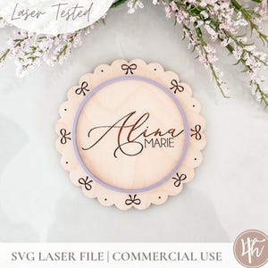 Vintage rosettnamnskylt SVG | SVG nyföddskylt | Glowforge SVG | Laserfiler | Babyshowerpresentidéer | Namnskylt | Rosettkantnamnskylt