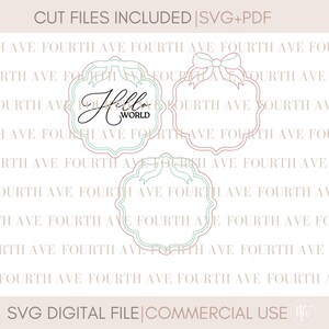 Puede incluir: Un archivo de corte digital para un marco decorativo con un lazo y el texto "Hello World". El marco es de color verde claro con un contorno verde oscuro. El lazo es de color rosa claro con un contorno rosa oscuro. El texto est&aacute; en una fuente cursiva negra.