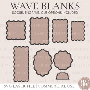 Op de afbeelding: Een verzameling golfvormige blanco's in verschillende maten en vormen, met een donkere omtrek en een lichtbruine vulling. De tekst "WAVE BLANKS" staat bovenaan, met "SCORE. ENGRAVE. CUT OPTIONS INCLUDED" eronder. De onderste tekst luidt "SVG LASER FILE | COMMERCIAL USE".