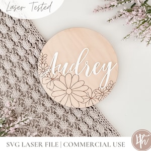Letrero con nombre personalizado SVG / Archivos de grabado láser / Glowforge SVG / Archivos láser / Arte de pared para niños en madera con borde de puntuación de margaritas y lirios