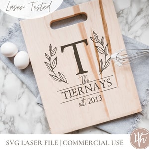 Familienaam monogram snijplank SVG | Snijplank SVG | Glowforge | Cricut | Silhouet | Huwelijkscadeau| Charcuteriebord svg