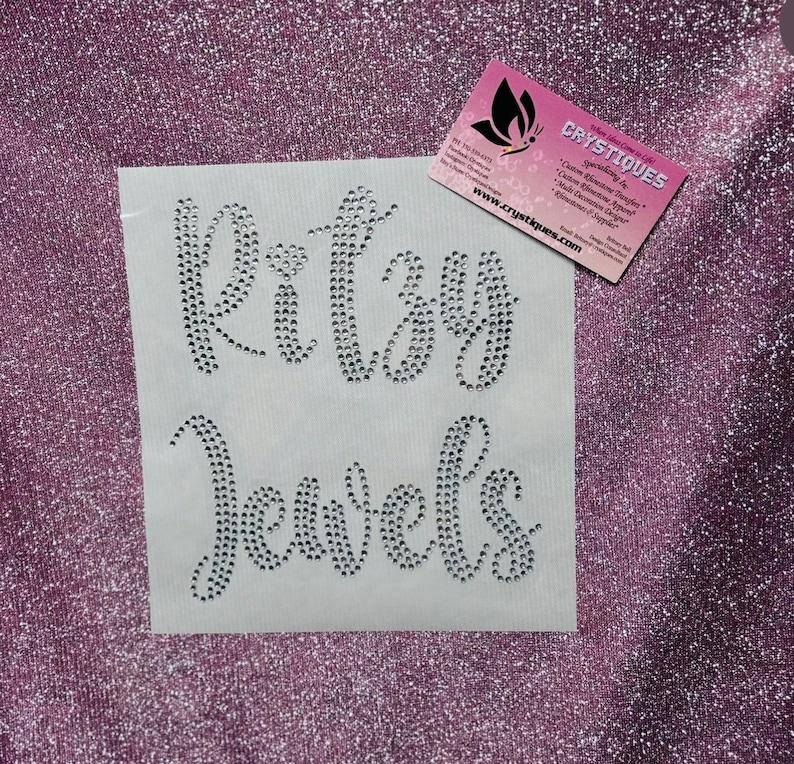 Uroczy font Script Bling — personalizuj frazę lub nazwę — żelazko na gorącym kleju, transfer kryształków Bling. Odzież DIY z kryształkami. zdjęcie 7