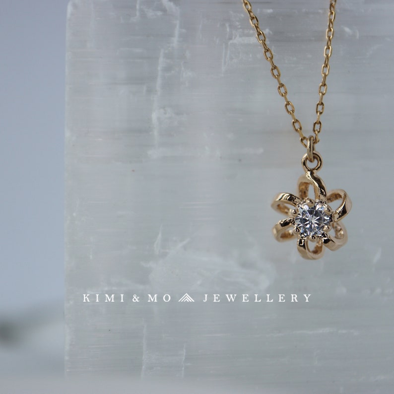 Tiny Diamond Flower Necklace for Women**Minimalist Necklace**Gold floral Necklace**Daily Jewelry**Bridesmaid Gift for Her**Birthday Gift