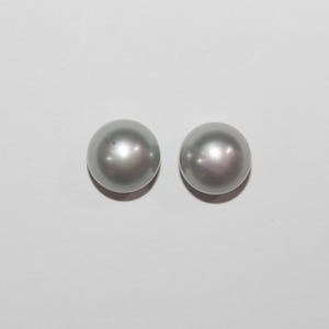Peut inclure: Deux perles rondes de couleur gris argenté.