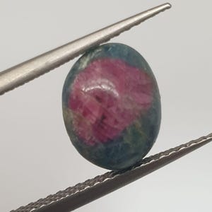 Rubin Zoisit Oval Cabochon 9,9x8,1 mm 3,8ct Naturlig Obehandlad Ädelsten