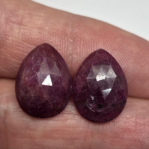 Naturliga Rubin Cabochoner – Facetterade Ovala Ädelstenar, 16 x 12 mm Par