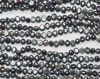 Hilo de 36 cm (14") con perlas barrocas grises de agua dulce de 4-5 mm. Artículo 15245.