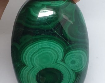 Cabujón ovalado de malaquita auténtica AAA de gran tamaño (42,6 x 28 mm) procedente de Zaire. Piedra preciosa natural: 123,4 cts.
