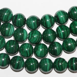 15 po. Perles rondes lisses en saint malachite 12-12,5 mm - brin 39 cm