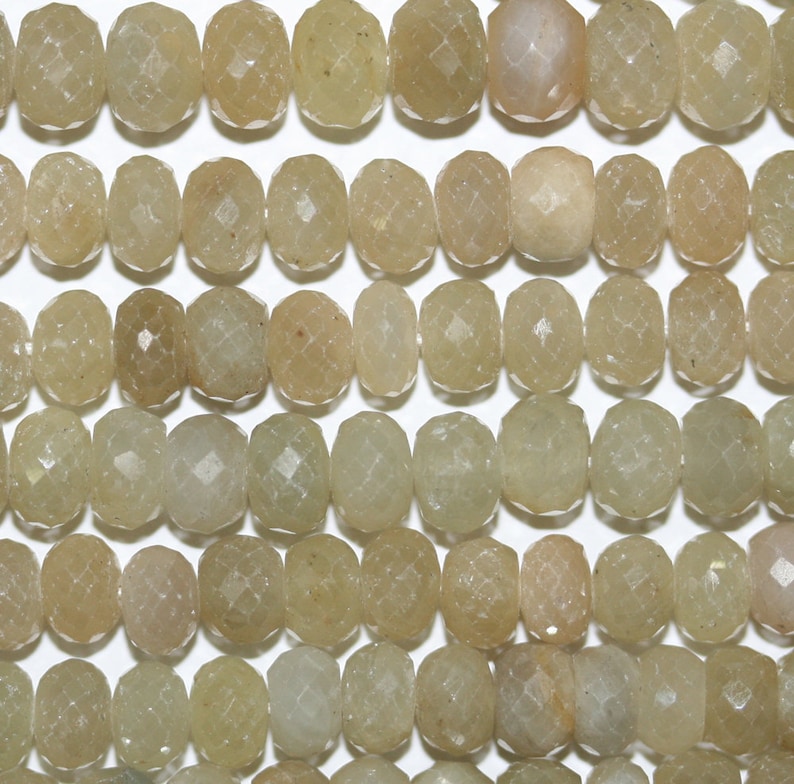 Peut inclure: Un brin de perles de pierres pr&eacute;cieuses facett&eacute;es vert clair. Les perles sont de forme ovale et ont une finition lisse et polie.