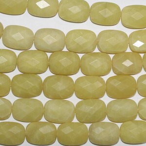 Può includere: Una collana di perline di pietra preziosa sfaccettate di colore giallo chiaro. Le perline sono di forma rettangolare e hanno una finitura liscia e lucida.