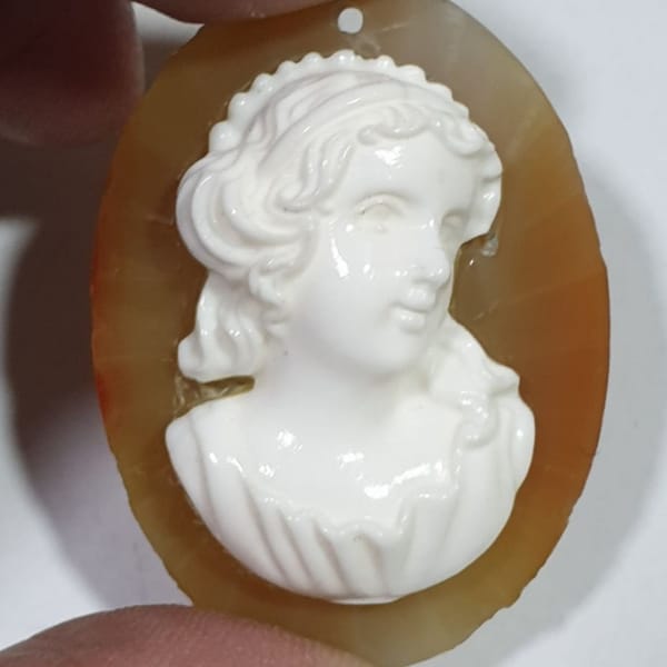 Pendentif Carnaline Cameo avec femme en Agate Blanche 40x29mm.