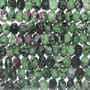 Op de afbeelding: Een streng groene en roze facetgeslepen edelsteen kralen. De kralen zijn ongeveer 6 mm groot en hebben een natuurlijke, onregelmatige vorm.