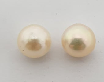 Par de perlas cultivadas naturales de Akoya japonesas de agua salada con brillo superior, perforadas a la mitad, de 3/4 de pulgada (5-5,5 mm), redondas. Precio por par.