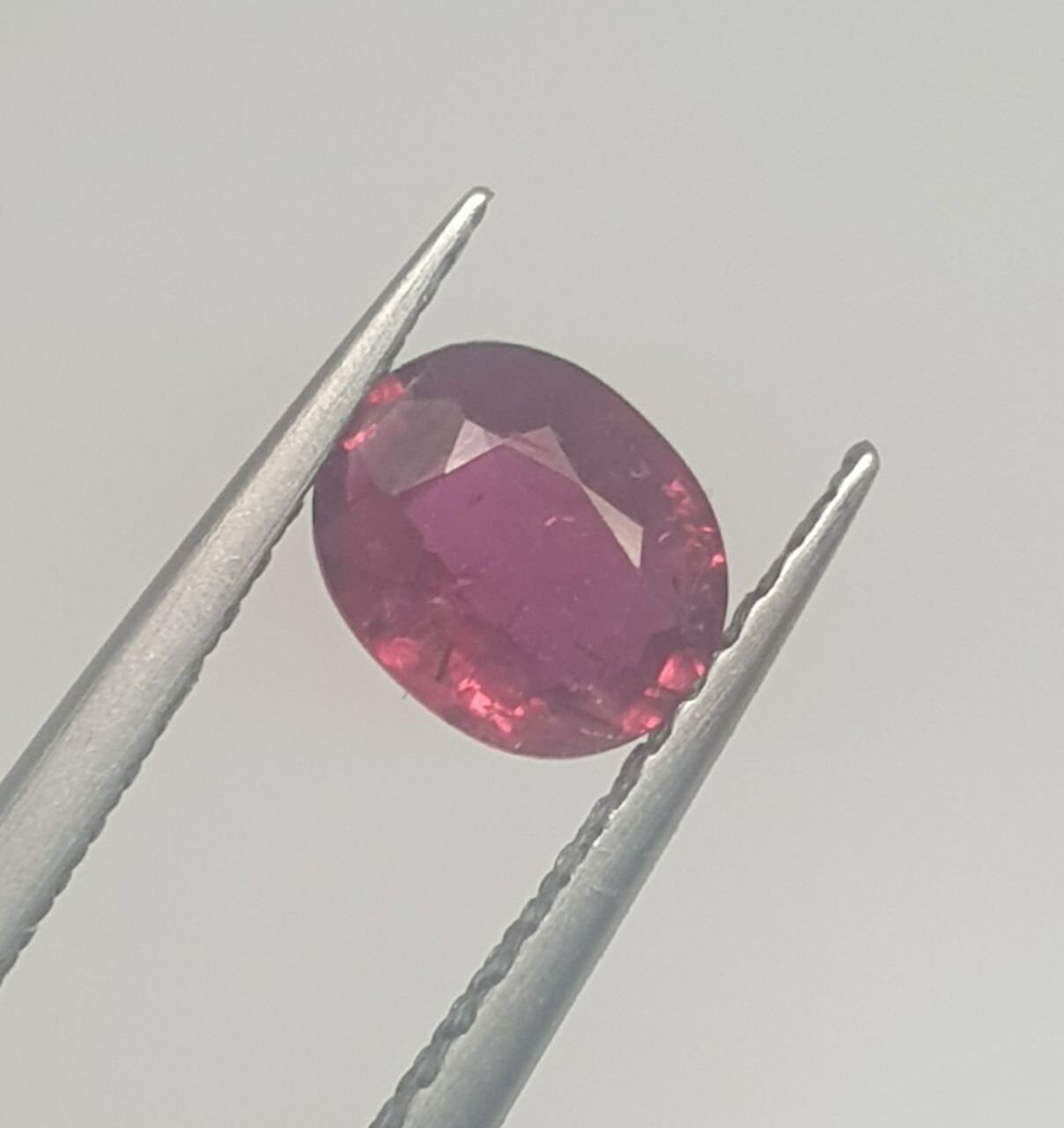 天然ルビー ファセットカット オーバル 6.1 x 5 mm (0.73カラット