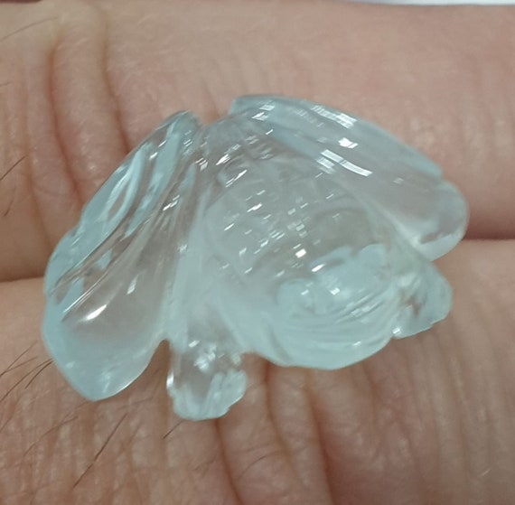 ユニークな彫刻が施されたアクアマリンのカエル（24.4 x 18 mm）。唯一